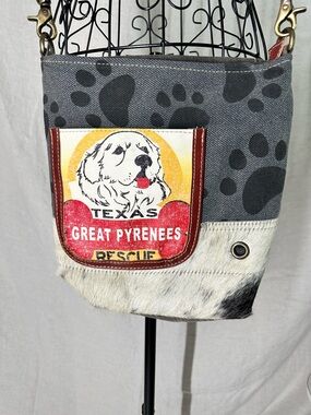 Great Pyrenees Paw Print Adjustable Strap
Crossbody by Clea Ray
63/80